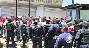 Nuevo enfrentamiento entre ambulantes y policías deja tres lesionados, en Toluca. Noticias en tiempo real