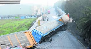 Maquinista evita impactar contra auto pero termina con tres vagones volcados, en Toluca. Noticias en tiempo real