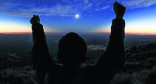 Estas son las fotos del impactante eclipse que sumergió a Chile y Argentina en oscuridad. Noticias en tiempo real