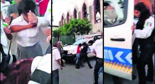 VIDEO: Chavita de secundaria y mujer policía protagonizan riña, en Zacatepec. Noticias en tiempo real