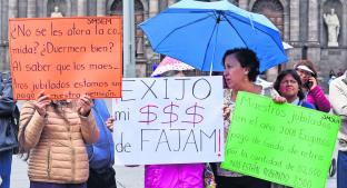 Grupo de maestros jubilados protestó afuera de palacio de gobierno, en Toluca. Noticias en tiempo real