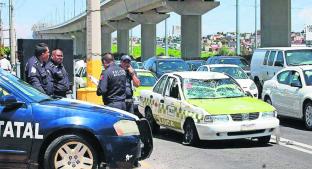 Choque de taxista y camioneta casi termina en pelea, en Toluca. Noticias en tiempo real