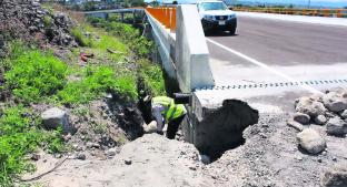 Aún no terminan Puente de Apatlaco y ya tiene socavón de dos metros, en Morelos. Noticias en tiempo real