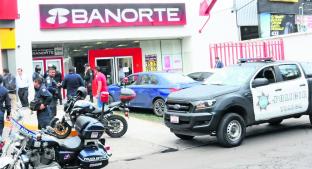 Pistoleros asaltan banco frente a retén policíaco, en Toluca. Noticias en tiempo real