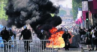 ‘Chalecos amarillos’ se enfrentan contra policías tras desfile militar, en Francia. Noticias en tiempo real