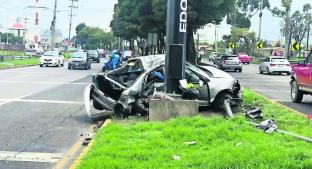 Conductor fallece tras chocar contra poste de cámaras de seguridad, en Toluca. Noticias en tiempo real