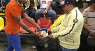 "La Monumental" pone el ejemplo y limpia el cochinero en el Estadio Azteca. Noticias en tiempo real