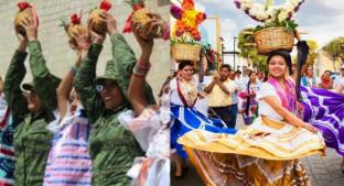 La Guelaguetza pone a bailar a los militares en Santo Domingo, Oaxaca . Noticias en tiempo real