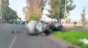 Vuelan al 'más allá' dos jóvenes a toda velocidad en Nezahualcóyotl; auto quedó destrozado. Noticias en tiempo real