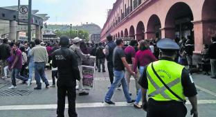 Bronca entre vendedores ambulantes e inspectores causa caos, en Toluca. Noticias en tiempo real