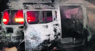 Extorsionadores queman unidades de transporte público y secuestran a chóferes en Ecatepec. Noticias en tiempo real
