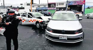 Taxista se pasa luz roja del semáforo y provoca accidente, en Zinacantepec. Noticias en tiempo real