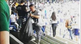 Aficionados de Pumas limpiaron el estadio de CU. Noticias en tiempo real