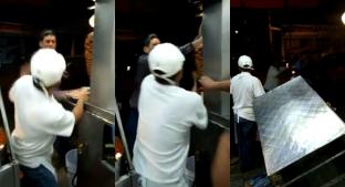 #LordTacos: Hombre intenta golpear a taquero y tira trompo al pastor, en Tlalpan. Noticias en tiempo real