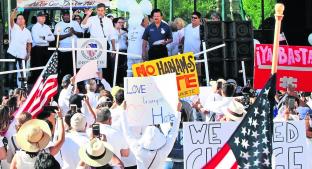 Manifestantes rechazan movimiento de supremacía blanca y odio a comunidad latina, en Texas . Noticias en tiempo real