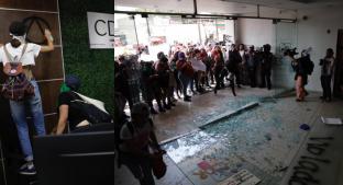 Mujeres revientan puertas de Procuraduría CDMX; marchan por menor abusada por policías. Noticias en tiempo real