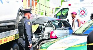 Conductor pierde la vida tras impactarse contra plataforma de grúa en Iztapalapa . Noticias en tiempo real