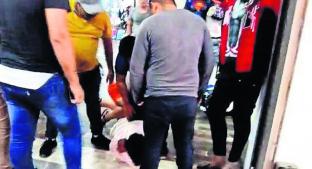 Comerciantes persiguen y tumban a golpes a presunto delincuente, en Cuautla. Noticias en tiempo real