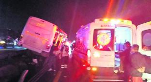 Camión de pasajeros se impacta contra muro de contención y deja ocho heridos en Edomex. Noticias en tiempo real