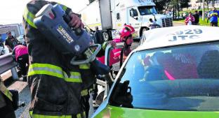 Rescatan a cuatro personas que quedaron prensadas tras fuerte choque, en Toluca. Noticias en tiempo real