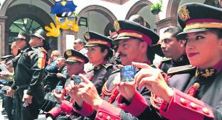 Policías y bomberos de Toluca reciben aumento de salario y tarjeta de descuentos. Noticias en tiempo real