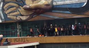Encapuchados vandalizan la Rectoría de la UNAM, en Ciudad Universitaria. Noticias en tiempo real