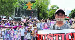 Marchan en silencio grupo de mujeres en la CDMX por feminicidios en el país. Noticias en tiempo real