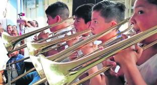 Niños acuden a clases de música para no caer en las drogas. Noticias en tiempo real