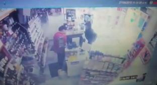 Pistolero asalta Oxxo, intenta darse a la fuga y policía lo captura, en Neza. Noticias en tiempo real