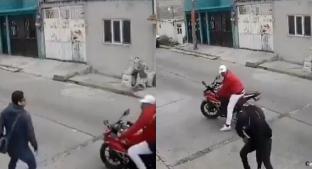 Delincuentes a bordo de una motocicleta lo atracan tras caer al suelo, en Ecatepec. Noticias en tiempo real