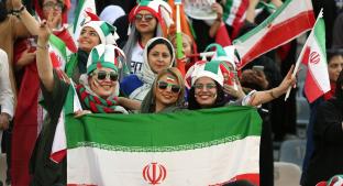 ¡Día histórico! Mujeres asisten al futbol en Irán. Noticias en tiempo real