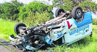 Camioneta de 'Telmex' se vuelca y termina destruida, en Temixco . Noticias en tiempo real