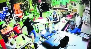 Banda de delincuentes asalta a clientes en bar de Cuernavaca, en menos de dos minutos. Noticias en tiempo real