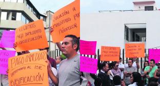 Maestros de la SNTE de Morelos se manifiestan por falta de bono del 2015. Noticias en tiempo real