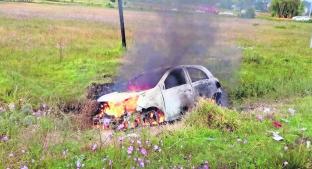 Golpean y retienen a presuntos asaltantes en Edomex; pobladores prenden fuego a su auto . Noticias en tiempo real