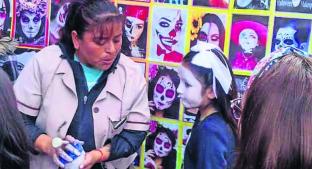 Trabajadores callejeros de Toluca consiguen trabajar en Festival Cultural del Alfeñique. Noticias en tiempo real