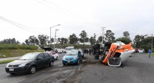 Vuelca tráiler con 19 toneladas de pollo en Iztapalapa. Noticias en tiempo real