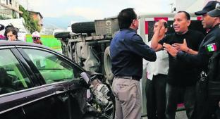 Conductor vuelca con su camioneta y provoca 'carambola' en Morelos; hay un herido . Noticias en tiempo real