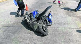Automovilista embiste a motociclista en avenida de Morelos; agresor logra escapar. Noticias en tiempo real
