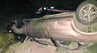 Chofer muere prensado tras volcar su camioneta, en la México-Acapulco. Noticias en tiempo real