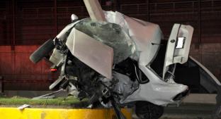 Auto se parte en dos y conductor muere prensado tras brutal choque contra poste, en Edomex. Noticias en tiempo real