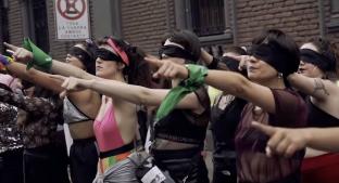 Feministas mexicanas presentan intervención de "Un violador en tu camino", en el Zócalo. Noticias en tiempo real