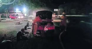 Automóvil se incendia en plena carretera tras cortocircuito, en Yecapixtla . Noticias en tiempo real