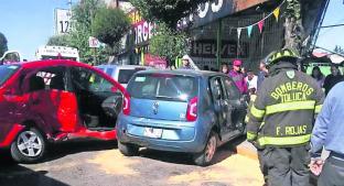 Automovilista provoca carambola al intentar ganarle el paso a una ambulancia, en Edomex. Noticias en tiempo real