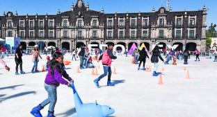 Visitantes disfrutan de un invierno de verdad con la pista de hielo en el centro de Toluca. Noticias en tiempo real