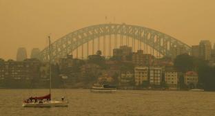 Densa capa de humo cubre la ciudad de Sidney tras sufrir por intensos incendios en bosques. Noticias en tiempo real