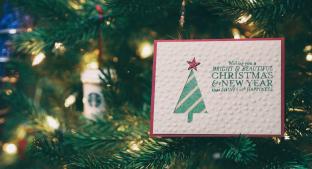Niña halla misterioso mensaje en tarjeta navideña hecha en China. Noticias en tiempo real