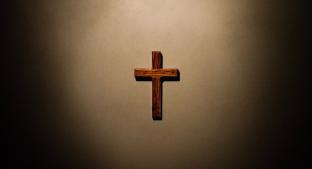 Mata con un crucifijo a sacerdote acusado de abuso sexual en contra de jóvenes. Noticias en tiempo real