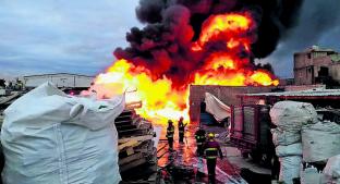 Incendio consume una fábrica de plásticos, en San Mateo Atenco . Noticias en tiempo real