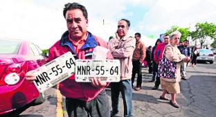 Gestores del Edomex piden a conductores hasta 3 mil pesos por tramitar cambio de placas. Noticias en tiempo real